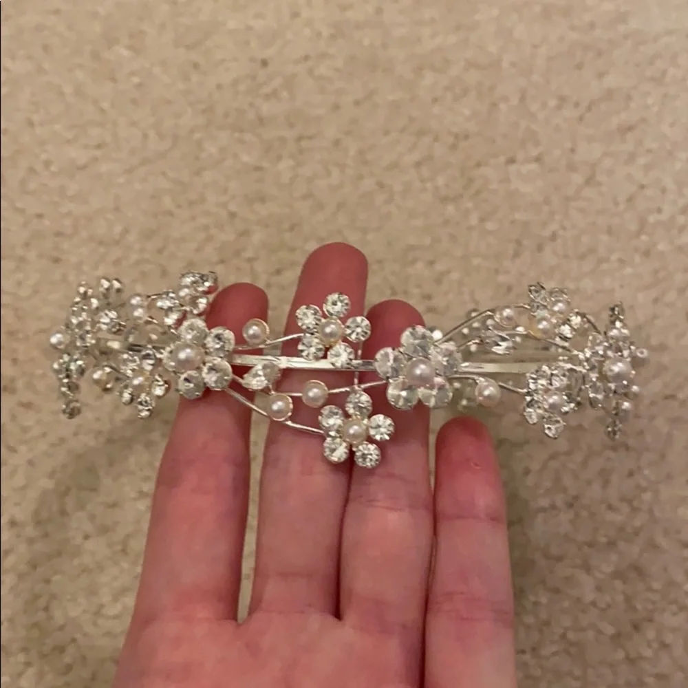 Like new! Wedding pearl flower bun tiara